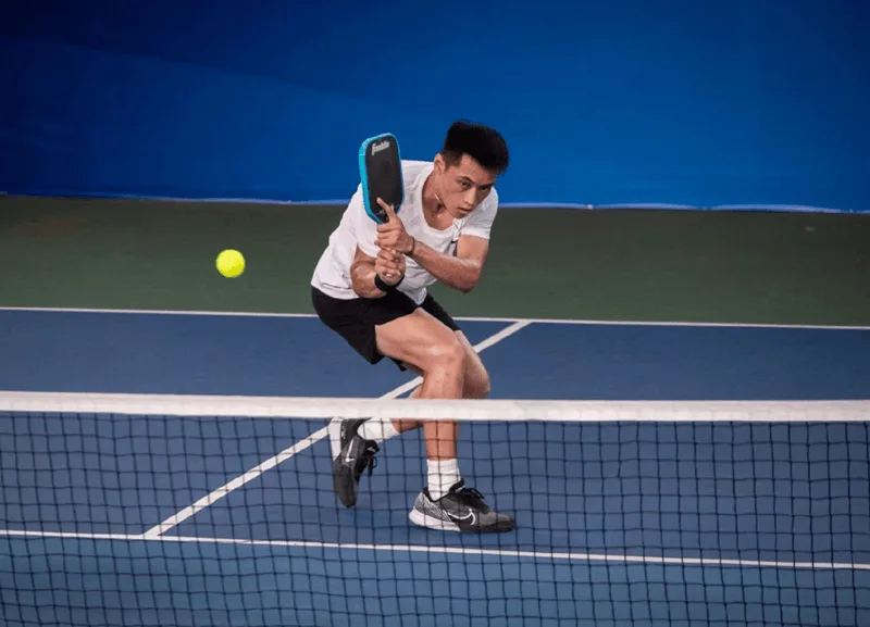 Kích thước sân và vị trí đứng cơ bản của các VĐV trong thi đấu pickleball đôi.