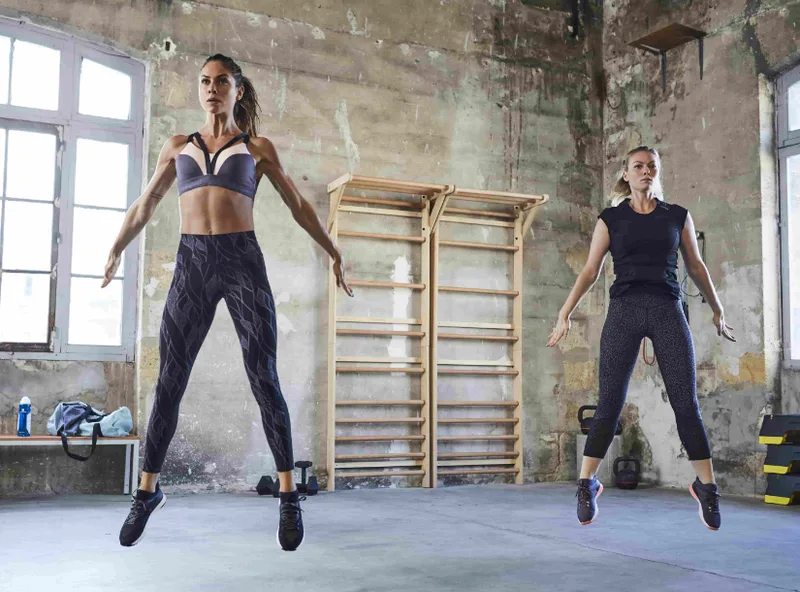 Các biến thể như Squat jack giúp gia tăng áp lực và thử thách cơ bắp.