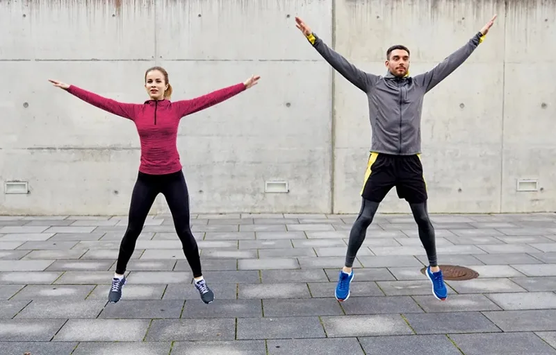 Nhảy jumping jack là bài tập đốt mỡ toàn thân đơn giản và hiệu quả tại nhà.