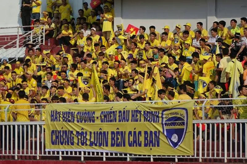 Khán đài "chảo lửa" Sân vận động Thanh Hóa phủ kín khán giả.