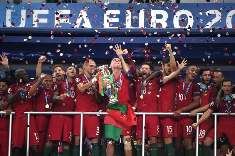 Đội tuyển bóng đá quốc gia Bồ Đào Nha vỡ òa cảm xúc khi nâng cao chiếc cúp vô địch Euro 2016.