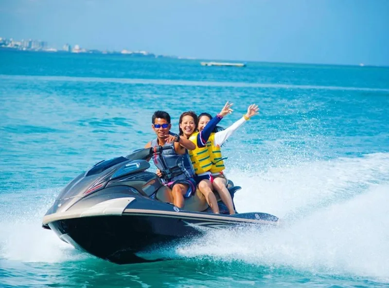 Dòng mô tô nước đứng lái đòi hỏi thể lực, sự dẻo dai và kỹ thuật đè cua điêu luyện.