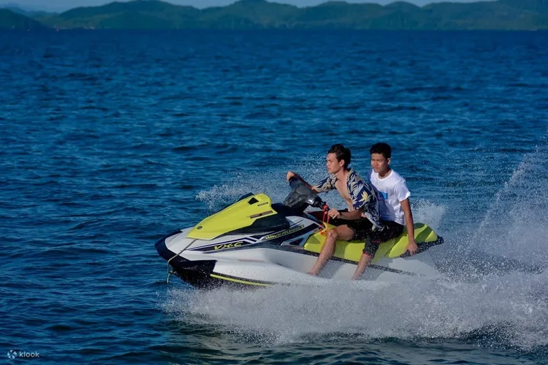 Luôn cài dây ngắt động cơ khẩn cấp và mặc áo phao tiêu chuẩn để đảm bảo an toàn tuyệt đối.