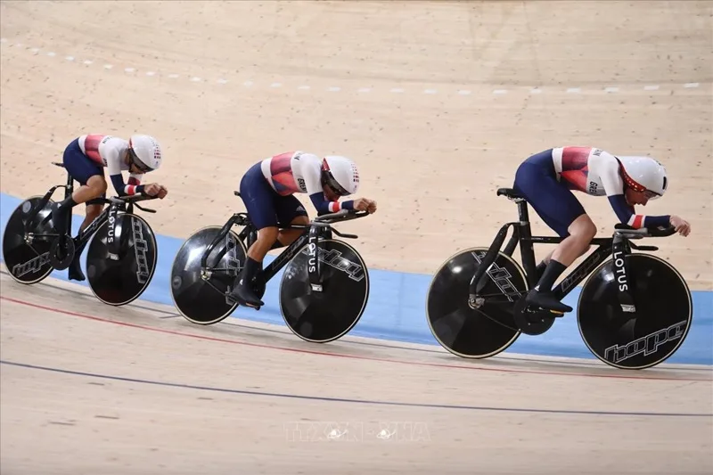 Khán đài nhà vòm velodrome chật kín người hâm mộ theo dõi các tay đua tranh tài.