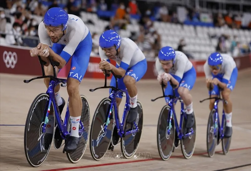 Các vận động viên tranh tài gay cấn tại nội dung Keirin đầy chiến thuật.