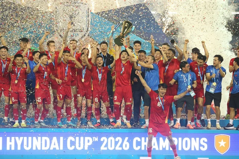 Đội tuyển Việt Nam vỡ òa cảm xúc khi nâng cao chiếc cúp vô địch ASEAN Cup 2026.